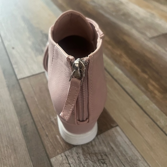 Light pink. Size 8. Never worn - Picture 3 of 3